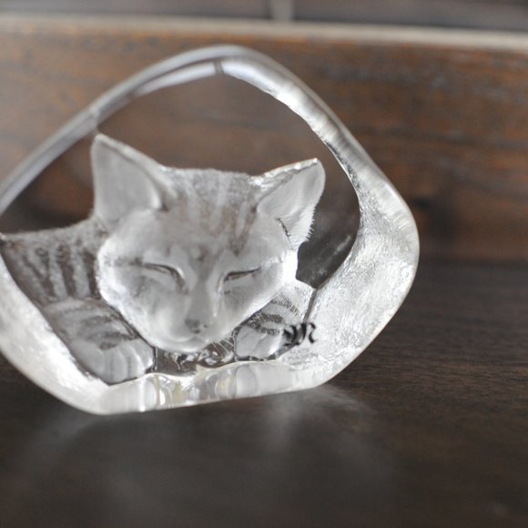 Sleeping Cat Crystal Paperweight - Picture 3 of 4